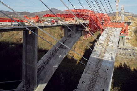 Výstavba mostu Oparno