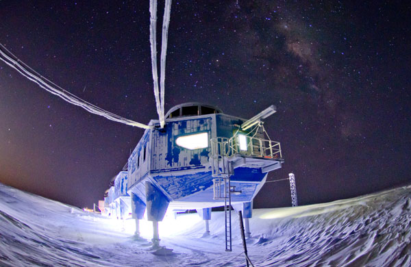 Výzkumná stanice na Antarktidě umí uniknout sněhu i ledovcům