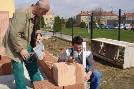 Wienerberger pomáhá při založení zdiva v přízemí i patře