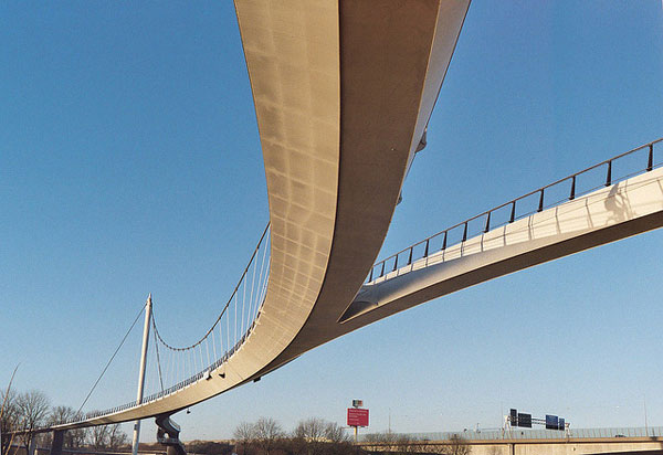 Elegantní most pro chodce a cyklisty