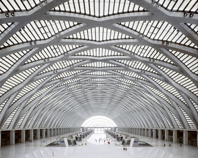 Železniční nádraží v Tianjin jako interpretace současné katedrály