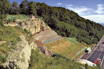 Zřícení a sanace svahu u tunelu Hřebeč